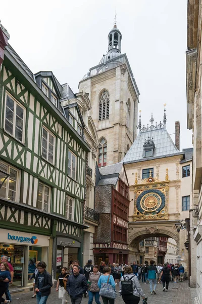 Turister trängs Rue de Gros-Horloge i Rouen under sommarsemester — Stockfoto