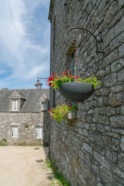 Maisons typiques bretonnes en pierre dans le pittoresque village français de Locronan — Photo