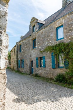 Locronan 'ın pitoresk Fransız köyündeki tipik Breton taş evleri