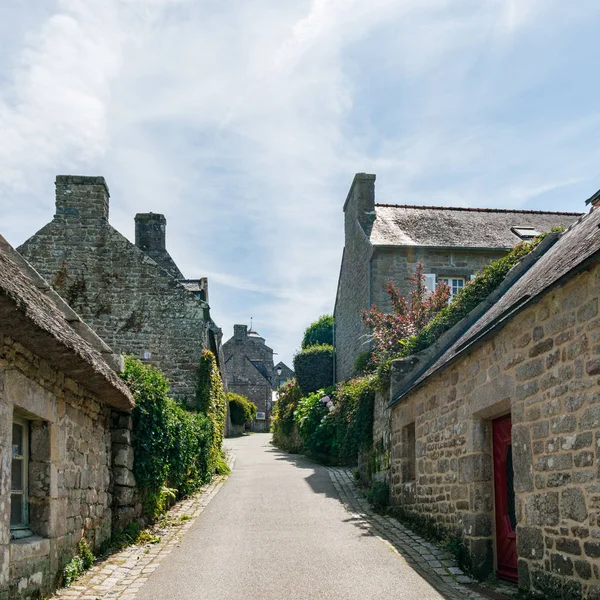 Típicas casas de pedra bretão na pitoresca aldeia francesa de Locronan — Fotografia de Stock