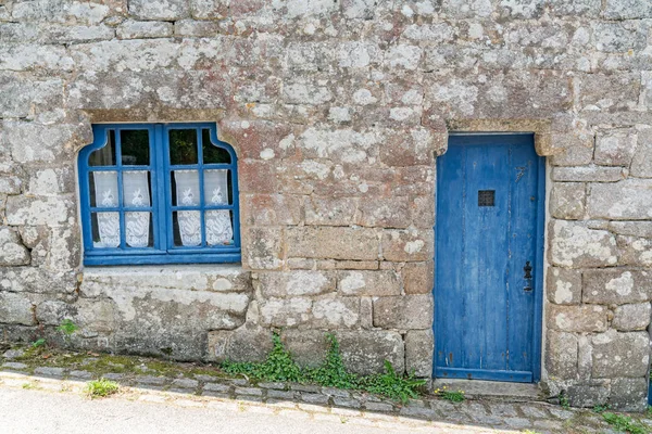 Typische bretonische Steinhausfassade im malerischen französischen Dorf locronan — Stockfoto