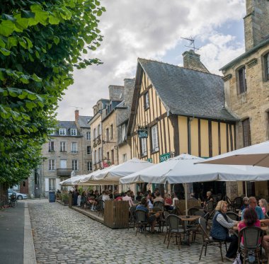 Turistler Brittany 'deki Dinan kasabasını ziyaret etmekten ve dışarıda yemek yemekten hoşlanırlar.