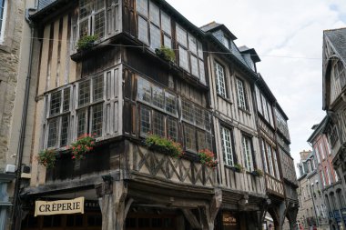 Brittany 'deki Dinan' ın tarihi şehir merkezinde ortaçağ yarı ağaçlı evleri var.
