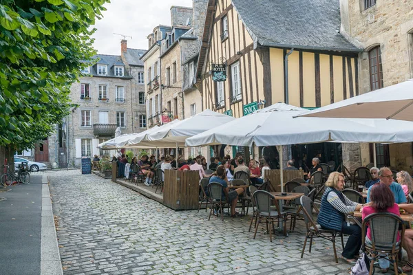 Turistler Brittany 'deki Dinan kasabasını ziyaret etmekten ve dışarıda yemek yemekten hoşlanırlar.