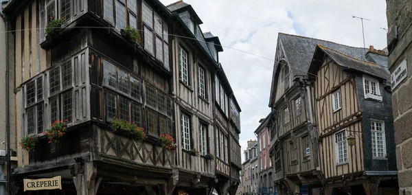 Centro histórico de Dinan en Bretaña con casas medievales de entramado de madera —  Fotos de Stock