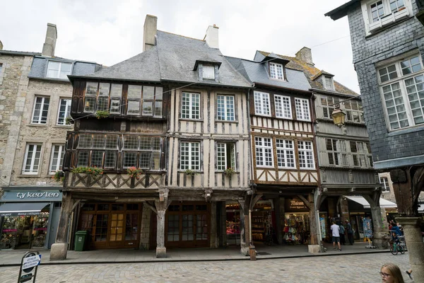 Historiska stadskärnan i Dinan i Bretagne med medeltida korsvirkeshus — Stockfoto