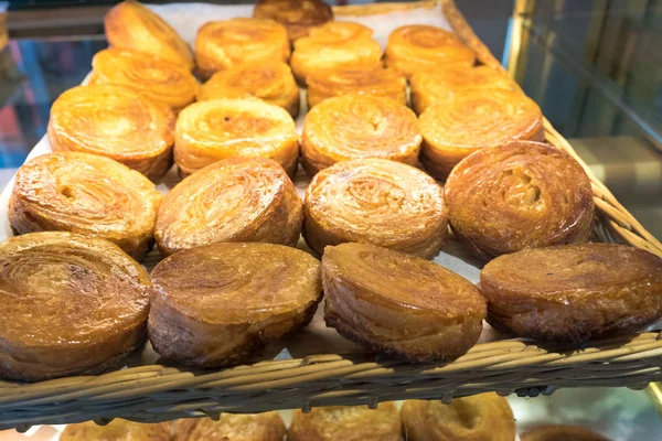 Van dichtbij bekijken van de heerlijke Bretonse specialiteit van Kouign Amann gebak — Stockfoto
