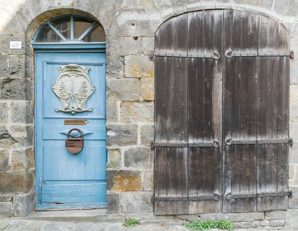 Primer plano de una casa frontal con puerta de madera azul y marrón — Foto de Stock