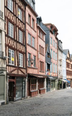 Normandiya 'nın tarihi eski Rouen şehir merkezi. Ünlü yarı keresteli evleri var.