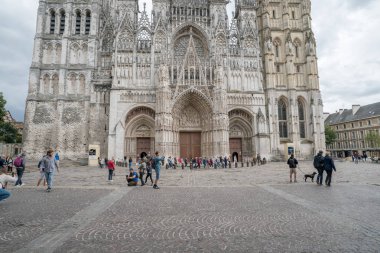 Turistler Rouen ve tarihi katedrale yaptıkları ziyaretin keyfini çıkarıyorlar.