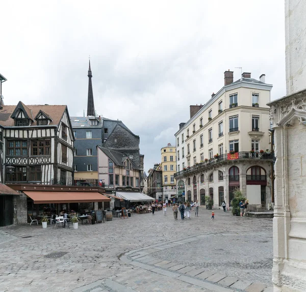 Stadstur tåg på Barthelemy Square i den historiska gamla staden Rouen i Normandie — Stockfoto