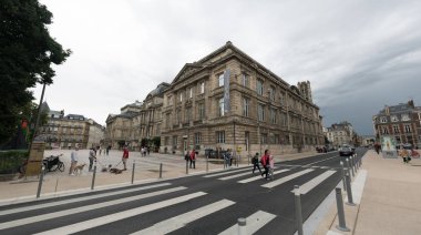 İnsanlar günlük işlerini Normandiya 'nın Rouen şehrinde yapıyorlar.