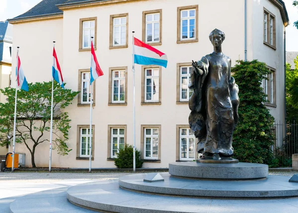 A Place Clairefontaine luxemburgi zászlókkal és a luxemburgi Charlotte nagyhercegnő szobrával — Stock Fotó