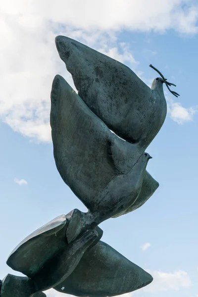 Detail sochy mírových holubic v Justičním centru v Lucemburku — Stock fotografie