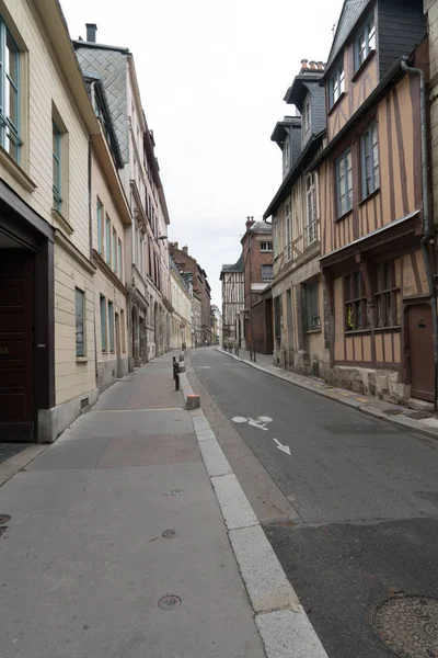 Prázdné ulice v historickém starém městě Rouen v Normandii — Stock fotografie