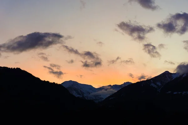 Pôr do sol de inverno colorido sobre a paisagem de montanha nevada com f escuro — Fotografia de Stock