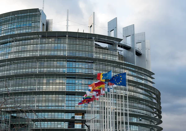 Vista del edificio del Parlamento de la Unión Europea y de las banderas de todos los — Foto de Stock