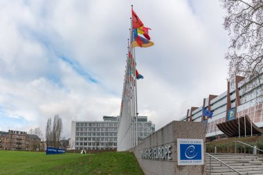 Strazburg 'daki Avrupa Konseyi' ne bayraklarımla bakıyorum.