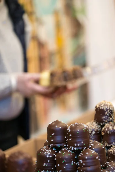 Selectieve focus van marktkraampjesverkoper die tientallen delicio 's verkoopt — Stockfoto