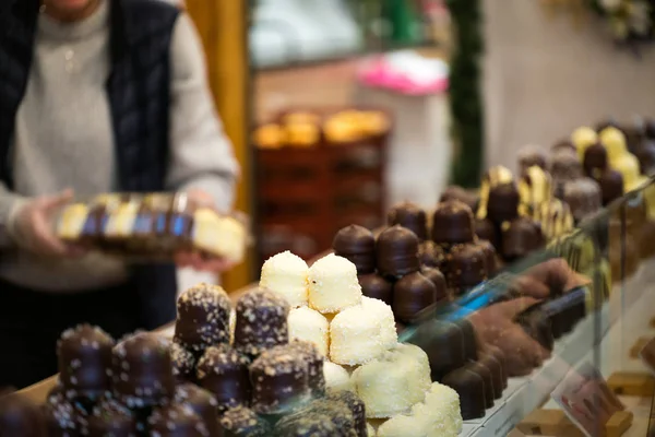 Selectieve focus van marktkraampjesverkoper die tientallen delicio 's verkoopt — Stockfoto