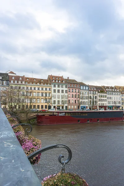 Vertical Strasbourg city view with river barge and old houses li — Stock Photo, Image