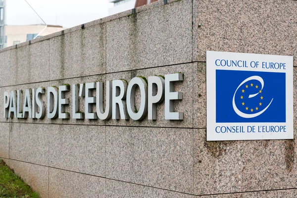 Vista da vicino del cartello d'ingresso del Consiglio d'Europa a Strasbou — Foto Stock