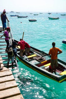 Afrikalı balıkçılar taze ton balıklarıyla limana döndüler.