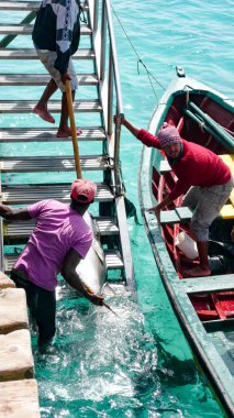 Afrikalı balıkçılar taze ton balıklarıyla limana döndüler.