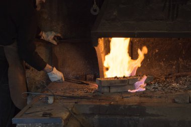 Demirci demir ve çeliği eski bir demirci ve demircide çalıştırıyor.