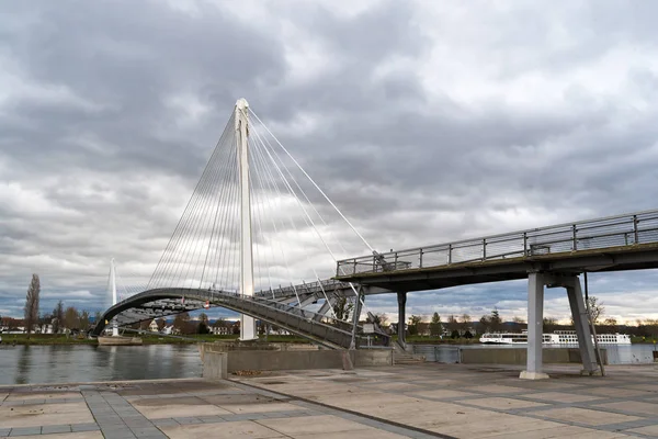 Вид на мост Passerelle des Deux Rives через Рейн — стоковое фото