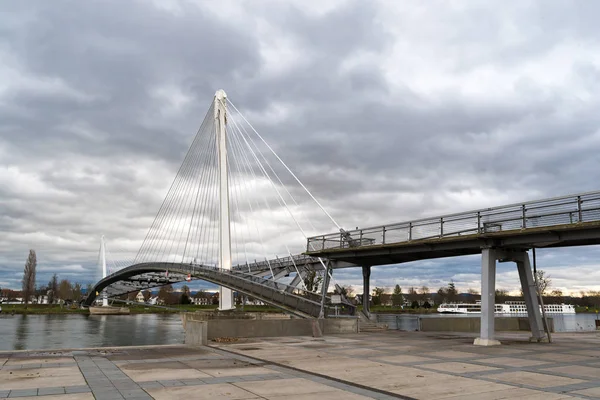 Vista del puente Passerelle des Deux Rives sobre el Rin Rive —  Fotos de Stock