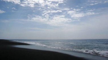 Tropikal bir adada siyah lav kumsalı.