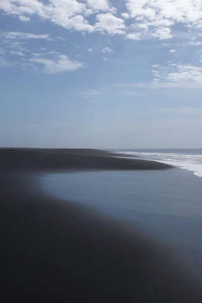 Czarna lawa piaszczysta plaża na tropikalnej wyspie — Zdjęcie stockowe