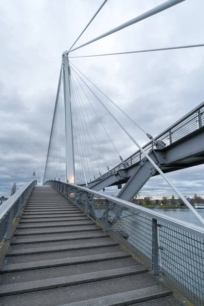 Вид на мост Passerelle des Deux Rives через Рейн — стоковое фото