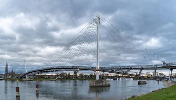 Vista del puente Passerelle des Deux Rives sobre el Rin Rive — Foto de Stock