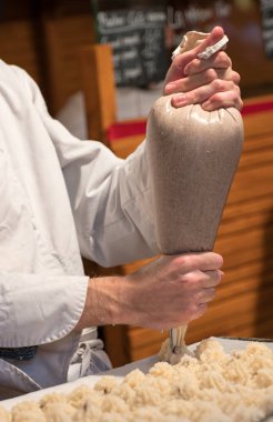 Şekerleme fırıncısı taze tatlı bir parti hazırlıyor.