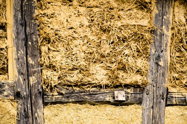 Geleneksel yarı ahşap bir ev inşa etme manzarası 