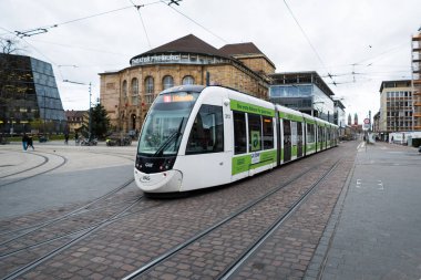 Freiburg şehir merkezindeki toplu taşıma tramvayı.