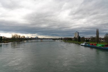 Ren nehri ve demirli bir konteyner gemisi nehir mavnası. 