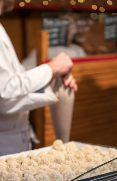 Süßwarenbäcker bereitet eine frische Charge köstlicher süßer — Stockfoto