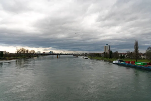 El río Rin y un buque portacontenedores anclado barcaza cerca — Foto de Stock