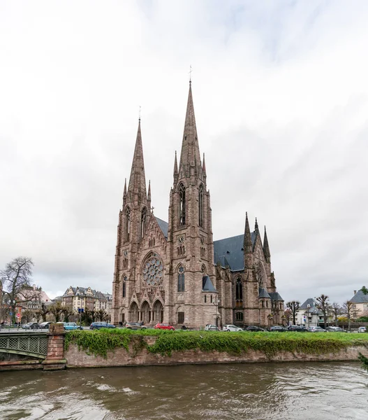 Utsikt över Sankt Pauls kyrka i Strasbourg en sval vinterdag — Stockfoto