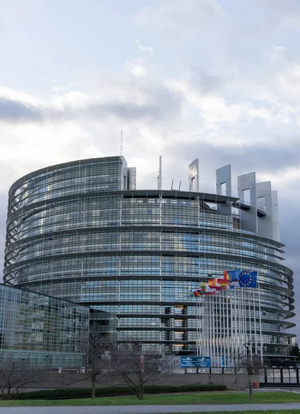 Vista della costruzione del Parlamento dell'Unione europea e bandiere di tutti i m — Foto Stock