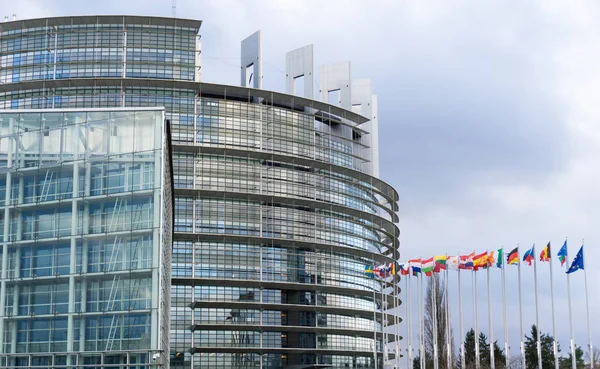 Vista del edificio del Parlamento de la Unión Europea y de las banderas de todos los — Foto de Stock