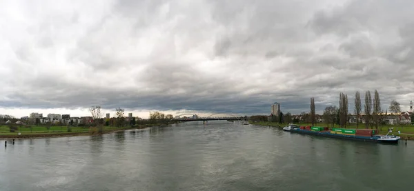 El río Rin y una barcaza de contenedores anclada cerca de Estrasburgo — Foto de Stock