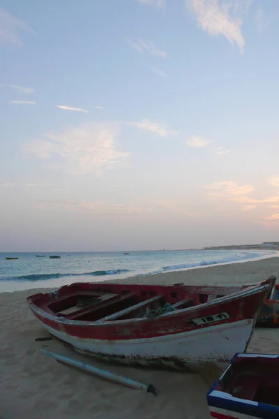 Bunte hölzerne Fischerboote am Strand in Sal in Cape Verde — Stockfoto
