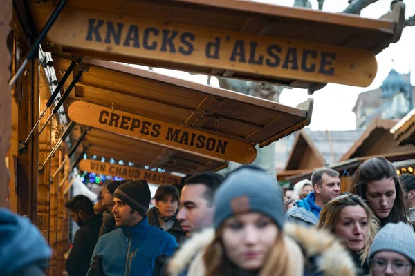 Drukke markt met veel mensen en marktkramen die suasages en glühwein en Franse crêpe pankaces verkopen — Stockfoto