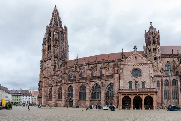 Vista para os turistas que visitam a catedral e minster em Freiburg, no Breisgau — Fotografia de Stock