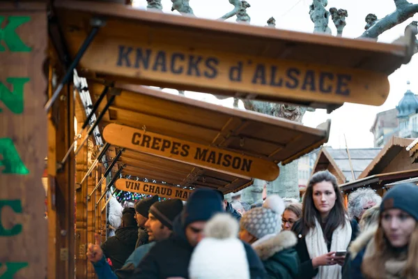 Drukke markt met veel mensen en marktkramen die suasages en glühwein en Franse crêpe pankaces verkopen — Stockfoto