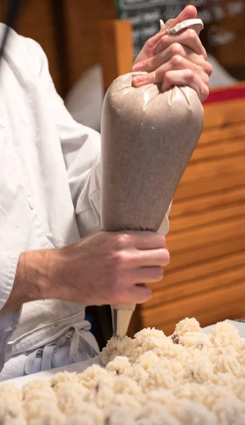 Banketbakker bereidt een verse partij heerlijke zoete kokosmacaroon koekjes — Stockfoto